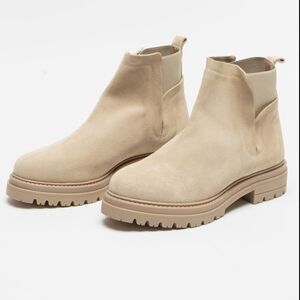 Steve Madden Moira Suede Pull On Boots With Side Stretch Light Tan Cream 10 NWOB